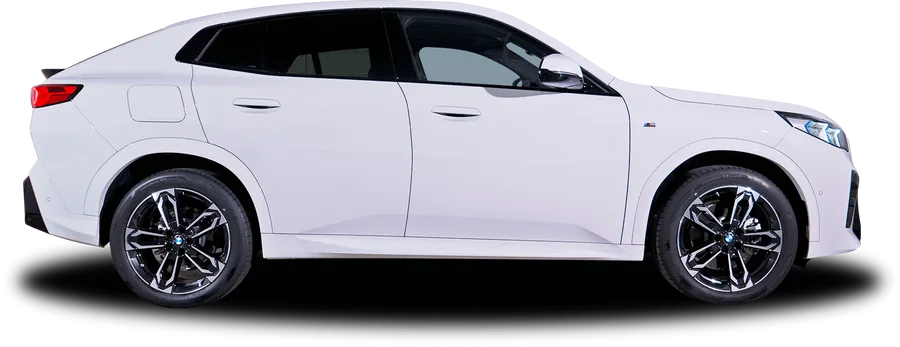 BMW X2 xDrive 30e blanche de profil, en location chez 321ada