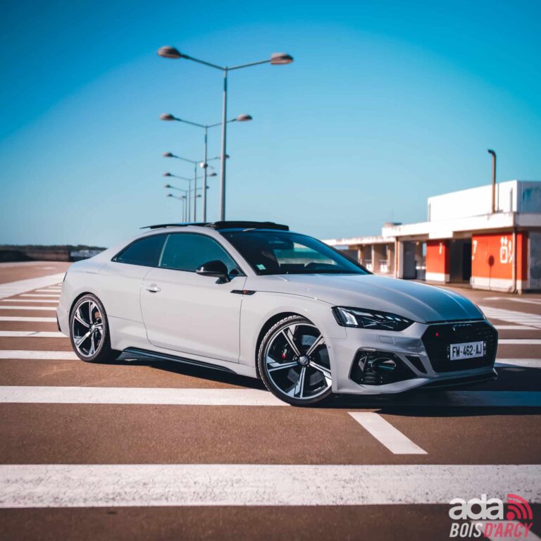 Audi RS5 gris clair vue de trois quarts avant, voiture sportive à louer pour les clients du Val-d'Oise