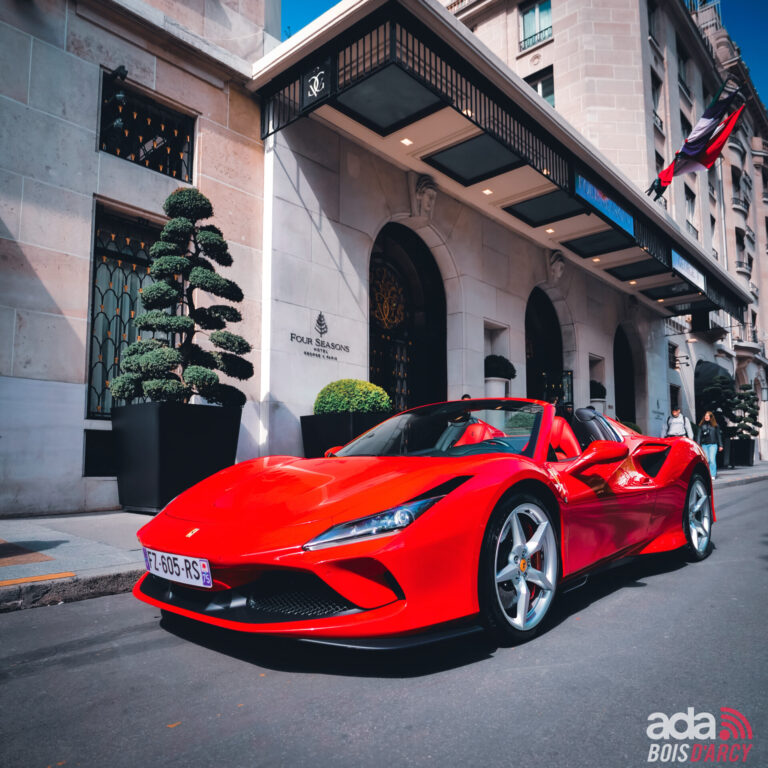 Ferrari F8 Spider rouge livrée devant un hôtel par l'agence 321ada
