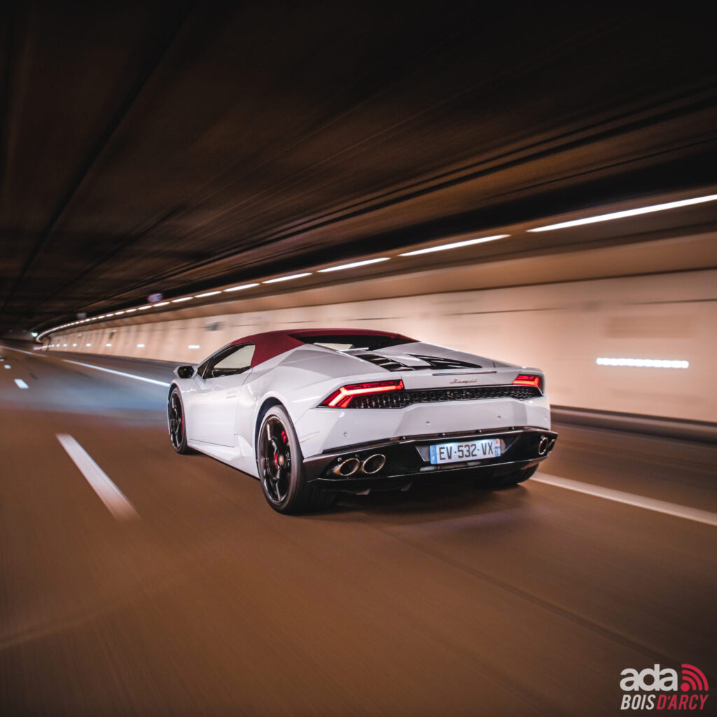 Lamborghini Huracán Spyder blanche roulant dans un tunnel éclairé
