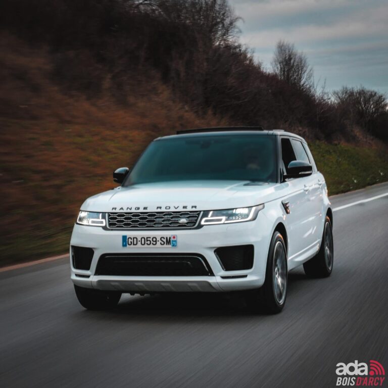 Range Rover Sport HSE blanc sur une route de campagne, SUV familial à louer au départ du Val-de-Marne